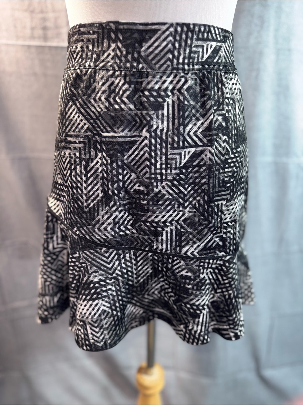 2223-made for life Black & White Geometric Ruffle Hem Skort